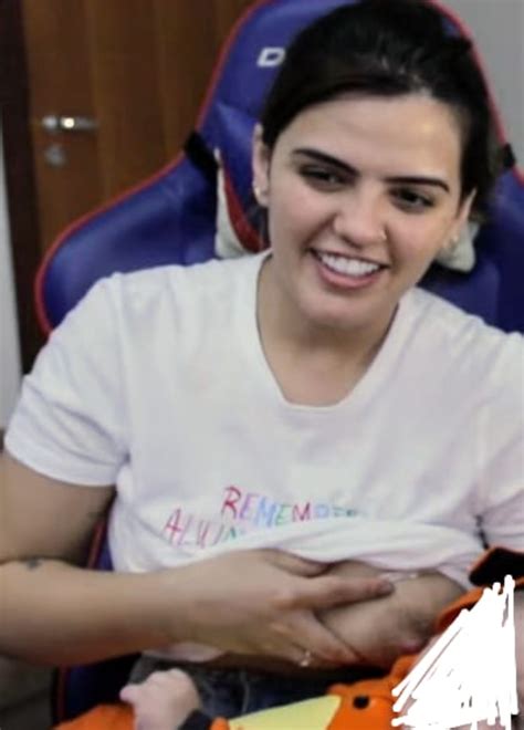 Sunaika Bruna pagando peitinho, mostrando o .